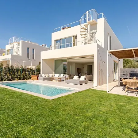 Semesterbostad Modern Sea View Villa, Heated Pool,rooftop Jacuzzi Outdoor Kitchen 12min Faro Airport *