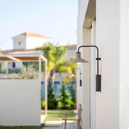 Semesterbostad Modern Sea View Villa, Heated Pool,rooftop Jacuzzi Outdoor Kitchen 12min Faro Airport