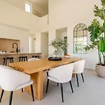 Modern Sea View Villa, Heated Pool,rooftop Jacuzzi Outdoor Kitchen 12min Faro Airport Holiday home Santa Barbara de Nexe