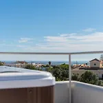 Holiday home Modern Sea View Villa, Heated Pool,rooftop Jacuzzi Outdoor Kitchen 12min Faro Airport Santa Barbara de Nexe