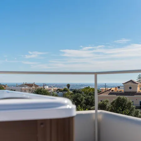 בית נופש Modern Sea View Villa, Heated Pool,rooftop Jacuzzi Outdoor Kitchen 12min Faro Airport Santa Bárbara de Nexe