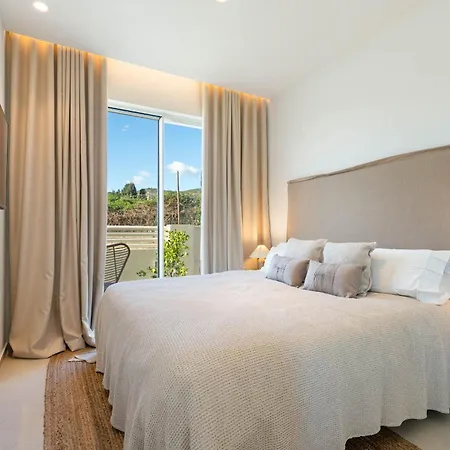 Vakantiehuis Modern Sea View Villa, Heated Pool,rooftop Jacuzzi Outdoor Kitchen 12min Faro Airport