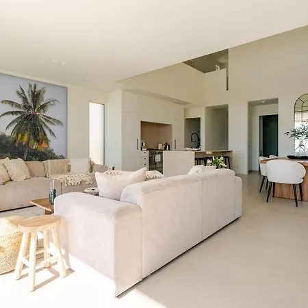 Vakantiehuis Modern Sea View Villa, Heated Pool,rooftop Jacuzzi Outdoor Kitchen 12min Faro Airport