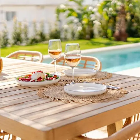 Vakantiehuis Modern Sea View Villa, Heated Pool,rooftop Jacuzzi Outdoor Kitchen 12min Faro Airport Santa Bárbara de Nexe