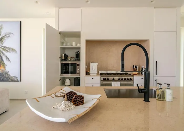 Modern Sea View Villa, Heated Pool,rooftop Jacuzzi Outdoor Kitchen 12min Faro Airport 度假居 *