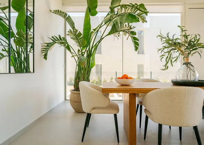 度假居 Modern Sea View Villa, Heated Pool,rooftop Jacuzzi Outdoor Kitchen 12min Faro Airport